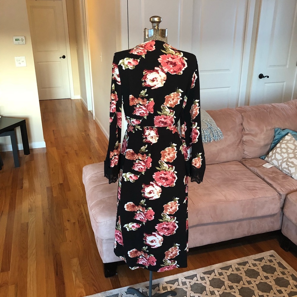 LAST ONE: MEDIUM BLACK FLORAL LONG BOHEMIAN KIMONO - Picture 5 of 8